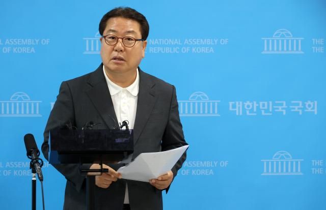조광한 국민의힘 최고위원이 지난 7일 국회 소통관에서 당내 소장파 모임 대안과 미래를 비판하는 내용의 백브리핑을 하고 있다 사진연합뉴스