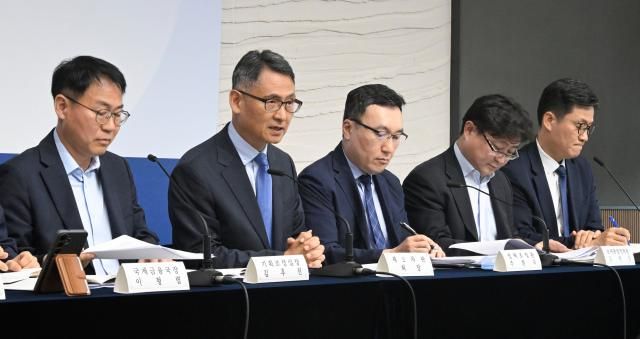 허장 재정경제부 차관왼쪽 두 번째이 7월 14일 정부세종청사에서 열린 2026년 하반기 재정경제부 업무보고 브리핑에 참석 주요 내용을 발표하고 있다