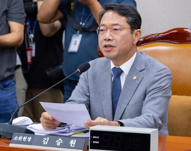 국회 법제사법위원회 제1소위 위원장인 김승원 더불어민주당 의원이 15일 국회에서 법사위 제1소위를 개회한 뒤 안건을 설명하고 있다 사진연합뉴스