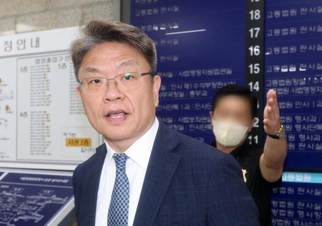 고故 채수근 상병당시 일병 순직 사건 기밀 누출 의혹과 관련해 이시원 전 대통령실 공직기강비서관이 15일 서울 서초구 서울중앙지방법원에서 열린 구속 전 피의자 심문영장실질심사에 출석하고 있다 사진연합뉴스