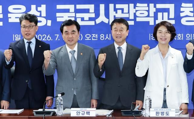 더불어민주당 한병도 대표 직무대행 겸 원내대표를 비롯한 참석자들이 16일 국회 의원회관에서 열린 스마트강군 육성 국군사관학교 창설방안 당정 협의에서 기념 촬영을 하고 있다사진연합뉴스