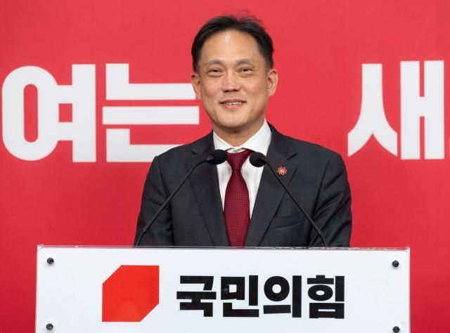 전 방송통신위원회 부위원장인 국민의힘 김태규 울산 남갑 당협위원장이 지난 5월 1일 서울 여의도 국민의힘 중앙당사에서 6ㆍ3 재보선 울산 남구 갑 선거구 공천 면접을 마친 뒤 취재진 질문에 답하고 있다 사진연합뉴스