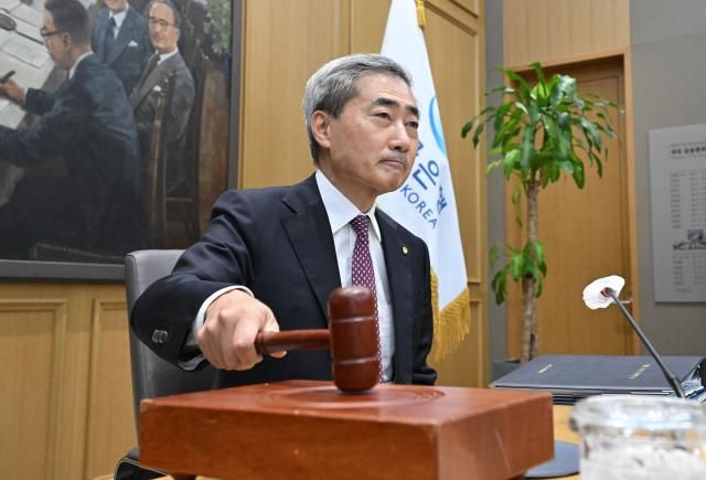 신현송 한국은행 총재가 16일 서울 중구 한국은행에서 열린 금융통화위원회 본회의에 참석해 의사봉을 두드리고 있다 사진연합뉴스
