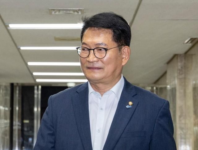  더불어민주당 8·17 전당대회에 당 대표 후보로 출마한 송영길 의원이 14일 국회에서 열린 의원 총회에 입장하고 있다 사진연합뉴스