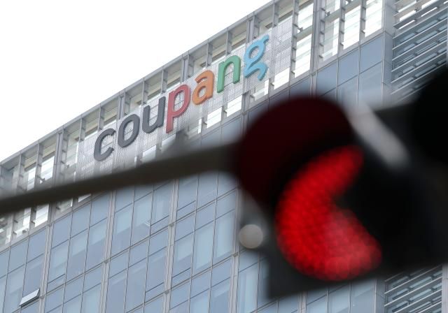개보위 쿠팡에 과징금 6천246억 부과 서울연합뉴스 김주형 기자 개인정보보호위원회가 11일 3천750만명의 개인정보를 유출하고 법적 근거 없이 회원들의 온라인 활동기록을 무단 수집한 쿠팡에 과징금 총 6천246억원을 부과했다 단일 개인정보 유출 사고에 내린 과징금 규모로는 역대 최대치로 한 기업의 여러 위반행위에 부과한 과징금 규모로도 가장 많다 사진은 이날 서울 쿠팡 본사 모습 2026611 kjhpressynacokr2026-06-11 121704 저작권자 ⓒ ㈜연합뉴스 무단 전재 재배포 금지 AI 학습 및 활용 금지저작권자 ⓒ ㈜연합뉴스 무단 전재 재배포 금지 AI 학습 및 활용 금지