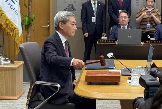 16일 신현송 한국은행 총재가 의사봉을 두드리는 모습 사진장선아 기자