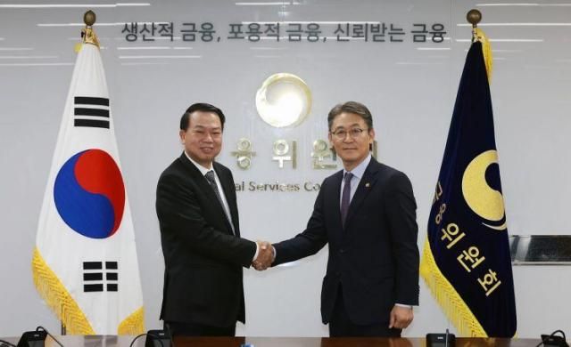 권대영 금융위원회 부위원장이 16일 서울 종로구 정부서울청사에서 응우옌 득 치 베트남 재무부 차관과 면담하기 앞서 기념촬영 하고 있다 사진금융위