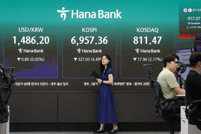 16일 오전 서울 중구 하나은행 딜링룸 현황판 사진연합뉴스