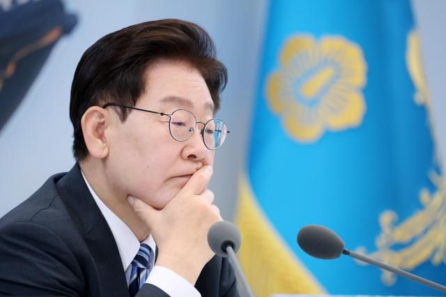 이재명 대통령이 15일 청와대 영빈관에서 열린 부처 업무보고에서 보고 내용을 경청하고 있다 사진연합뉴스