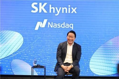 최태원 SK그룹 회장이 지난 10일현지시간 미국 뉴욕 나스닥 본사에서 기자들과 만나 발언하고 있다 사진SK하이닉스