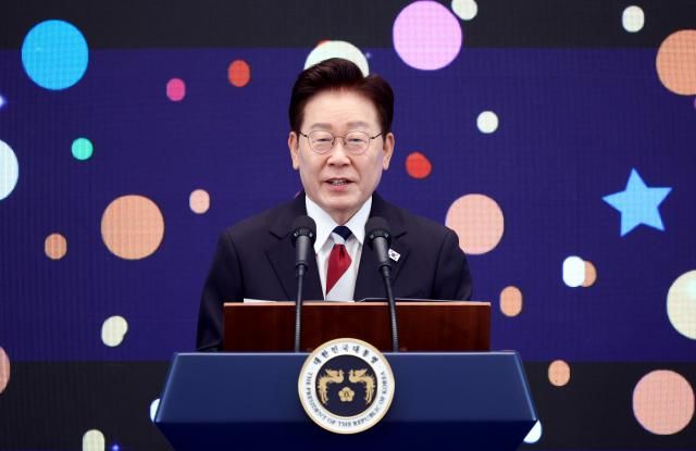 이재명 대통령이 17일 청와대 영빈관에서 열린 빛의 위원회 출범기념 시민 초청행사에서 인사말을 하고 있다 사진연합뉴스