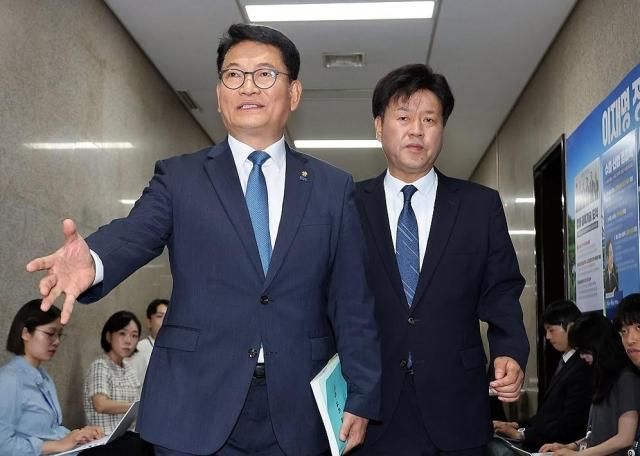  더불어민주당 8·17 전당대회에 당 대표 후보로 등록한 송영길 의원왼쪽과 최고위원 후보로 등록한 김용 전 민주연구원 부원장이 17일 국회에서 자신들의 후보 자격 논란과 관련해 열린 비공개 최고위원회의에 입장하고 있다 송 의원은 복당 6개월 미만이 김 전 부원장은 당비 미납이 쟁점이 됐다사진연합뉴스