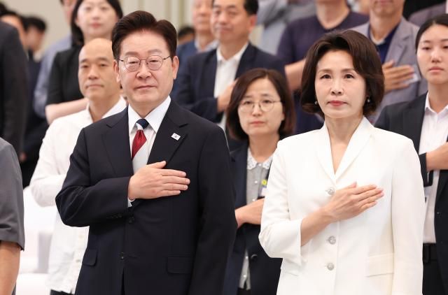 이재명 대통령과 김혜경 여사가 지난 17일 청와대 영빈관에서 열린 빛의 위원회 출범기념 시민초청행사에서 국민의례를 하고 있다 사진연합뉴스