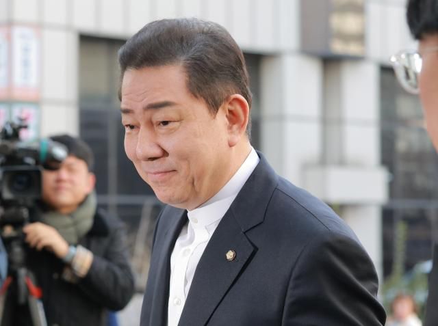 뇌물수수와 직권남용 위계에 의한 업무방해 등 혐의를 받는 무소속 김병기 국회의원이 지난 2월 26일 오전 서울 마포구 서울경찰청 공공범죄수사대에 피의자 신분으로 출석하고 있다 20260226사진유대길 기자 dbeorlf123ajunewscom