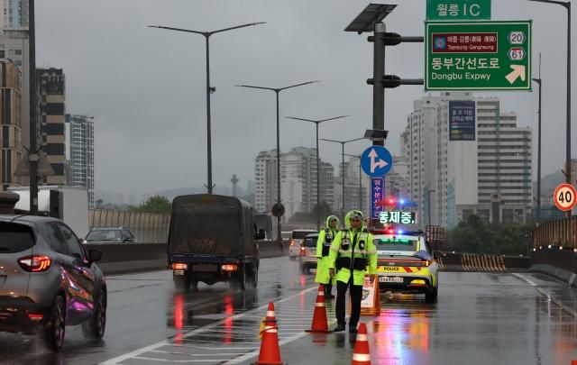  집중호우가 내린 18일 서울 동부간선도로 전구간이 전면 통제되고 있다사진연합뉴스