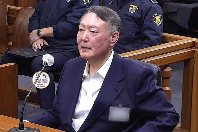 법정 출석한 윤석열 전 대통령의 모습 사진연합뉴스