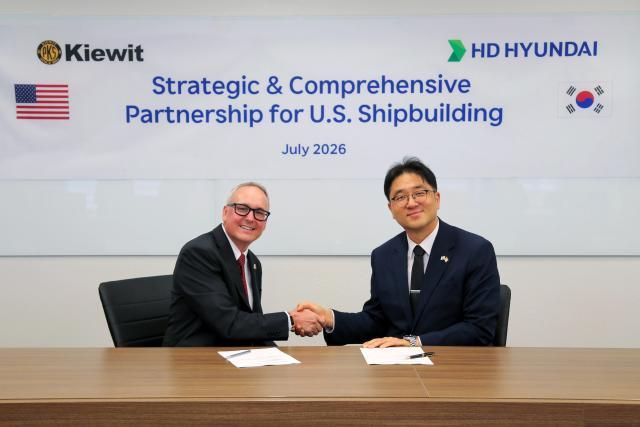 ■ 사진 설명 HD현대가 미국 종합 EPC 기업 ‘키윗Kiewit’ 社와 ‘조선 사업 협력을 위한 전략적 파트너십’을 체결했다왼쪽부터 키윗오프쇼어 채드 존슨Chad Johnson CEO HD한국조선해양 최한내 기획부문장 