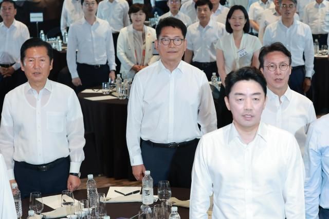 정청래 전 더불어민주당 대표왼쪽부터 송영길 의원 강훈식 대통령 비서실장 김민석 전 총리가 3일 서울 용산구 한 호텔에서 열린 민주당 국회의원 워크숍에 참석해 애국가를 부르고 있다 사진연합뉴스