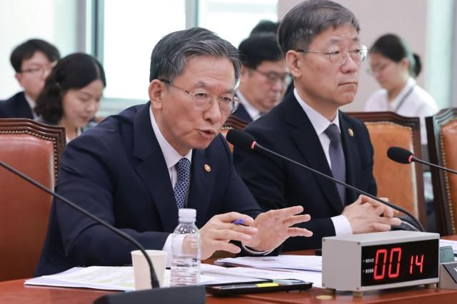 정성호 법무부 장관이 지난 15일 국회에서 열린 법제사법위원회에서 조국혁신당 박은정 의원 질의에 답하고 있다 사진연합뉴스