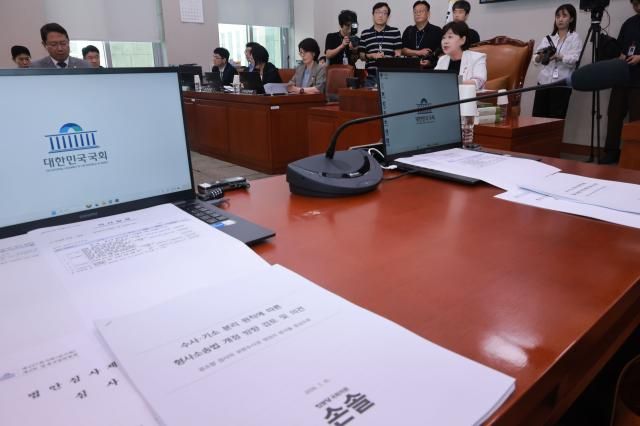 15일 국회에서 국민의힘이 불참한 가운데 법제사법위원회 전체회의가 진행되고 있다 사진연합뉴스