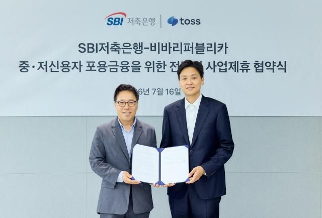 왼쪽부터 김문석 SBI저축은행 대표이사 이승건 토스 대표 사진토스