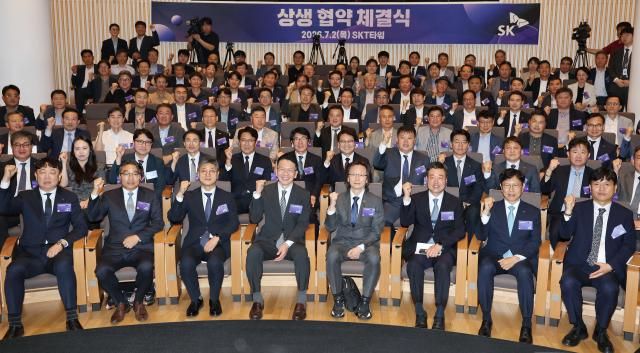 2일 서울 중구 SKT타워에서 열린 SK-공정위 상생협약 체결식에서 주병기 공정거래위원장 최창원 SK 수펙스추구협의회 의장 SK 협력사 대표 등 참석자들이 기념촬영을 하고 있다 사진연합뉴스