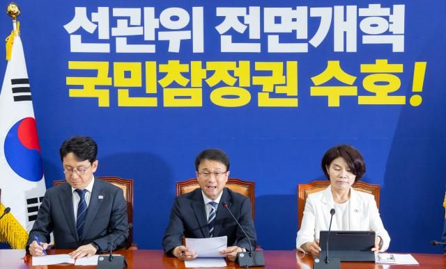 더불어민주당 한병도 당 대표 직무대행 겸 원내대표가 2일 국회에서 열린 정책조정회의에서 발언하고 있다사진연합뉴스