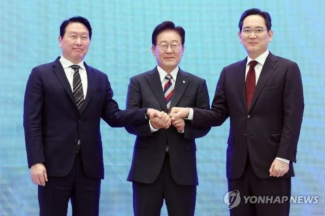 이재명 대통령과 이재용 삼성전자 회장 최태원 SK그룹 회장이 29일 청와대에서 열린 3대 메가프로젝트 국민보고회에서 기업 투자계획 발표 후 손을 잡고 있는 모습 사진청와대통신사진기자단