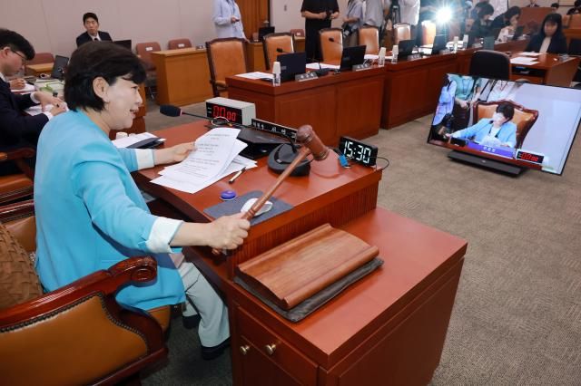 2일 국회에서 열린 법제사법위원회 제1차 전체회의에서 위원장인 더불어민주당 서영교 의원이 간사 선임의 건을 처리하고 있다 국민의힘 소속 위원들은 이날 회의에 불참해 자리가 비어 있다사진연합뉴스