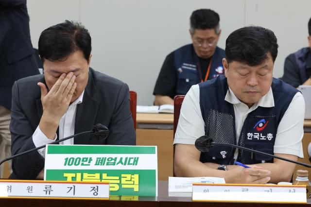 2일 정부세종청사 최저임금위원회에서 열린 제11차 전원회의에서 사용자위원인 류기정 한국경영자총협회경총 전무와 근로자위원인 류기섭 한국노총 사무총장오른쪽이 굳은 표정으로 참석자들의 발언을 듣고 있다 사진연합뉴스