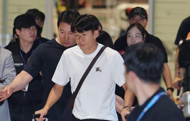 2026 북중미 월드컵을 마친 한국 축구대표팀 손흥민 선수가 지난 1일 인천국제공항 제2여객터미널을 통해 귀국해 이동하고 있다 사진연합뉴스 