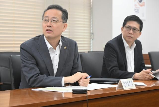 이형일 재정경제부 차관왼쪽이 7월 2일 서울 종로구 정부서울청사에서 열린 제71차 물가관계차관회의를 주재 모두발언을 하고 있다 사진재정경제부