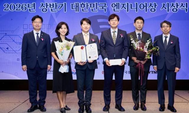 구혁재 과학기술정보통신부 제1차관왼쪽 첫 번째과 한미사이언스 한지연 IP팀 팀장왼쪽 두번째 한미약품 임호택 의약혁신센터장왼쪽 세 번째 박영우 신제품 CMC팀 팀장왼쪽 다섯 번째이 6월 23일 서울 웨스틴조선호텔에서 열린 대한민국 엔지니어상 시상식에서 기념촬영을 하고 있다사진한미약품