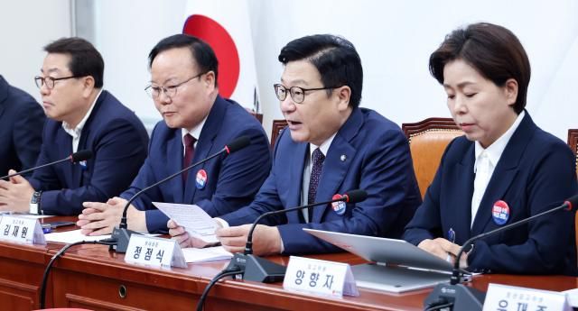 정점식 국민의힘 원내대표왼쪽 셋째가 2일 국회에서 열린 최고위원회의에서 발언하고 있다 사진연합뉴스