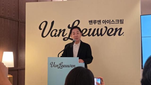 2일 서울 강남구 투썸플레이스 센트럴강남점에서 열린 밴루엔 국내 1호점 오픈 기념 미디어 간담회에서 문영주 투썸플레이스 대표가 발언하고 있다 사진김현아 기자