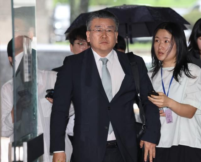 직권남용 혐의로 구속영장이 청구된 유병호 감사원 감사위원차관급이 20일 서울 서초구 서울중앙지법에서 열린 구속 전 피의자 심문영장실질심사에 출석하고 있다 사진연합뉴스