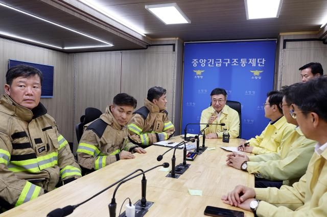 윤호중 행정안전부 장관이 20일 오후 인천 서해구 석남동 물류센터 화재 현장을 찾아 화재사고 진압 상황 등 점검회의를 주재하고 있다 사진행안부