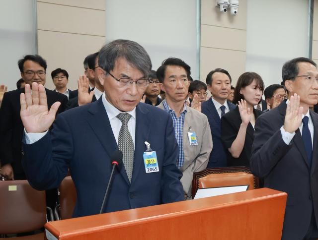 노태악 전 중앙선거관리위원장이 지난 14일 국회에서 열린 제9회 전국동시지방선거 투표용지 부족 사태 등 국민 참정권 침해 진상규명 및 선거관리 개혁을 위한 국정조사 특별위원회 제1차 청문회에서 증인 선서하고 있다 사진연합뉴스