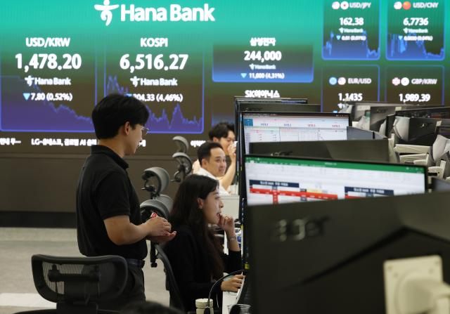 지난 20일 서울 중구 하나은행 딜링룸에서 직원들이 업무를 보고 있다 사진연합뉴스