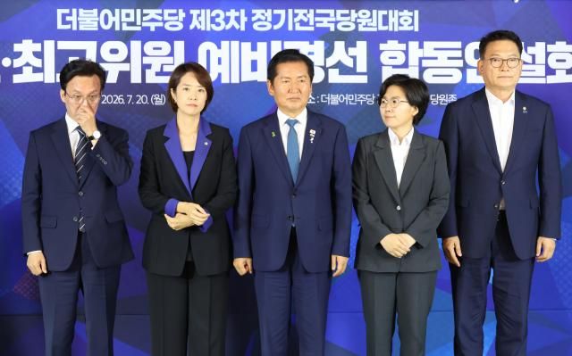 더불어민주당 김민석왼쪽부터·고민정·정청래·김보미·송영길 당 대표 후보가 20일 서울 여의도 민주당 중앙당사 당원존에서 열린 당 대표·최고위원 예비경선 합동연설회에 참석해 기념 촬영을 준비하고 있다사진연합뉴스