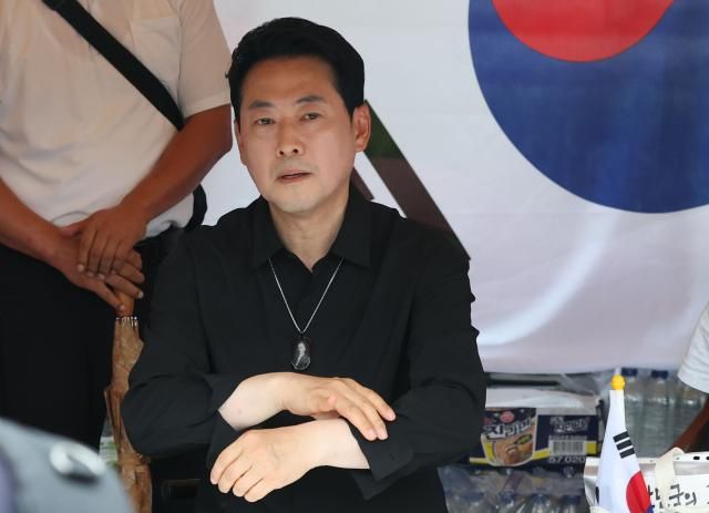 장동혁 국민의힘 대표가 지난 17일 서울 송파구 올림픽공원 핸드볼경기장 앞에서 잠시 생각에 잠겨있다 사진연합뉴스