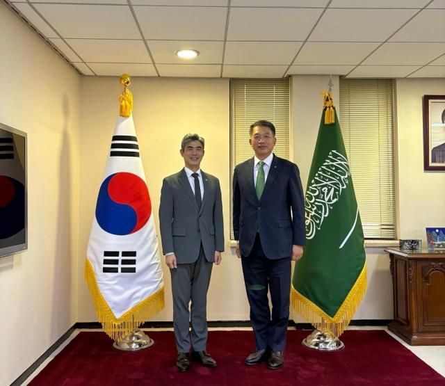 성일오른쪽 한화에어로스페이스 중동·북아프리카MENA 총괄법인 사장과 강신철 주사우디아라비아 대사가 지난 6월 8일 사우디대사관에서 면담을 한 후 기념 촬영을 하고 있다 사진주사우디아라비아 대사관