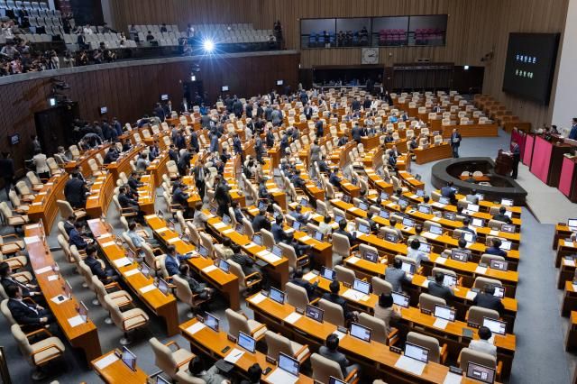 윤상현 국민의힘 의원이 20일 국회에서 열린 본회의에서 윤석열·김건희에 의한 내란·외환 및 국정농단 행위의 진상규명을 위한 특별검사 임명 등에 관한 법률 일부개정법률안에 대해 무제한 토론을 시작하자 더불어민주당 의원들이 본회의장을 떠나고 있다 사진연합뉴스