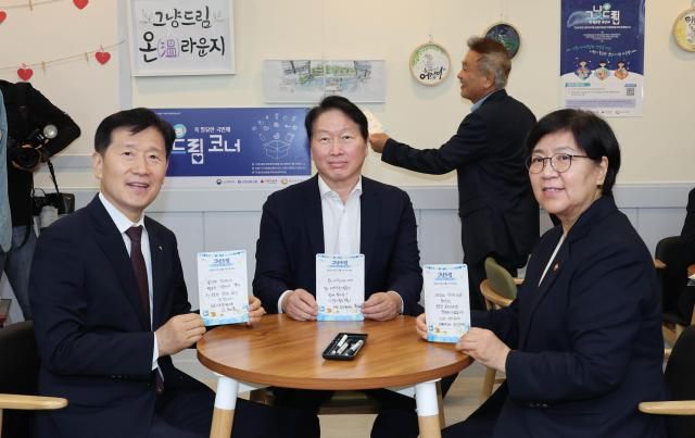 전국상의 ERT 공동챌린지 최태원 대한상의 회장과 정은경 보건복지부 장관이 희망메시지 작성후 기념촬영을 하고 있다왼쪽부터 김현훈 사회복지협의회 회장 최태원 대한상의 회장 정은경 보건복지부 장관 사진대한상공회의소