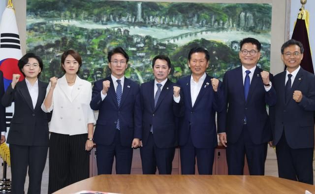 21일 서울 중구 서울시의회에서 열린 더불어민주당 당대표 후보자 초청 간담회에서 김보미왼쪽부터·고민정·김민석·임만균 서울시의회 의장·정청래·송영길 당 대표 후보 등이 기념촬영을 하고 있다 사진연합뉴스