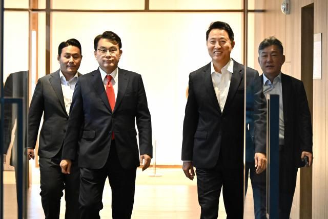 오세훈 서울시장이 21일 서울시청 시장실에서 윤상현 국민의힘 의원과 차담을 마친 뒤 배웅하고 있다 사진서울시