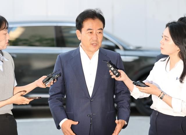 윤희근 전 경찰청장이 지난달 23일 통일교 수사 무마 의혹 등 피의자 조사를 위해 경기도 과천 권창영 2차 종합 특별검사팀으로 출석하며 취재진의 질문에 답변하고 있다 사진연합뉴스