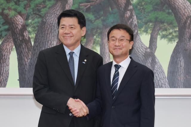 더불어민주당 한병도 대표 직무대행 겸 원내대표와 조국혁신당 김준형 대표 권한대행 겸 원내대표가 21일 국회 운영위원장실에서 2차 종합특검 연장법안에 대한 국민의힘의 필리버스터무제한 토론을 통한 합법적인 의사진행 방해 해제 표결과 관련해 회동하기에 앞서 기념 촬영하고 있다 사진연합뉴스