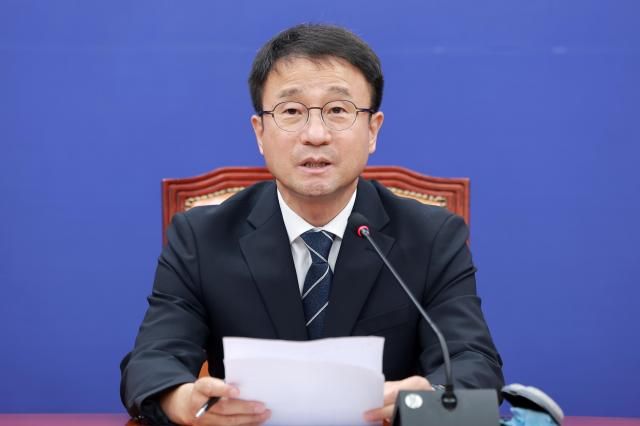 한병도 더불어민주당 당 대표 직무대행 겸 원내대표가 21일 국회에서 열린 원내대책회의에 참석해 발언하고 있다사진연합뉴스