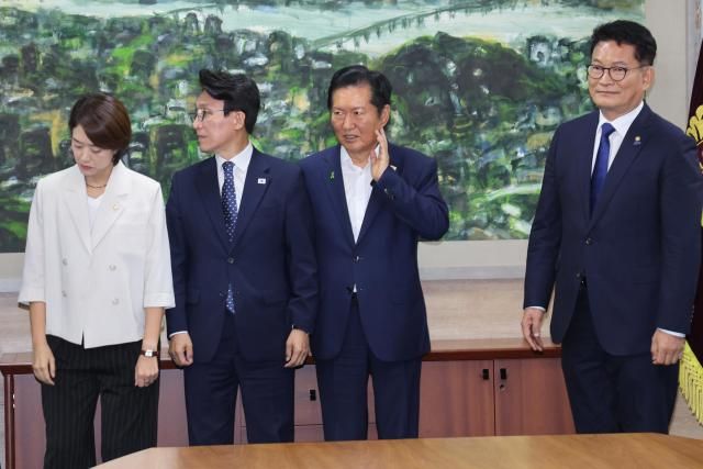  21일 서울 중구 서울시의회에서 열린 더불어민주당 당대표 후보자 초청 간담회에서 고민정왼쪽부터·김민석·정청래·송영길 당 대표 후보 등이 기념촬영을 기다리고 있다 사진연합뉴스